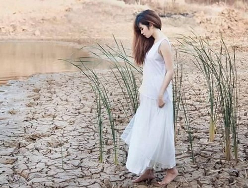 “Môi trường Việt Nam đang bị ảnh hưởng khá xấu. Một môi trường sống mà cây cối chết khô, lá rụng nhiều. Con người sống trong sự cô đơn, cằn cỗi với thiên nhiên. Vì vậy, thông qua bộ ảnh này, mình mong các bạn trẻ hiện nay có thể hạn chế xả rác, bảo vệ và yêu thương động vật hơn. Các công ty không thải các chất đốc hại ra nước và không khí. Con người không tự giết nhau và không phải sống ân hận trong chính những tác hại mà mình đã gây ra”.