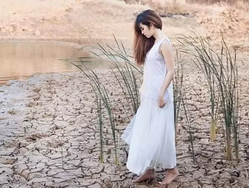 “Môi trường Việt Nam đang bị ảnh hưởng khá xấu. Một môi trường sống mà cây cối chết khô, lá rụng nhiều. Con người sống trong sự cô đơn, cằn cỗi với thiên nhiên. Vì vậy, thông qua bộ ảnh này, mình mong các bạn trẻ hiện nay có thể hạn chế xả rác, bảo vệ và yêu thương động vật hơn. Các công ty không thải các chất đốc hại ra nước và không khí. Con người không tự giết nhau và không phải sống ân hận trong chính những tác hại mà mình đã gây ra”.