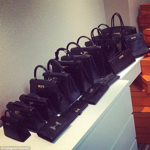 Bộ sưu tập hàng hiệu của một tiểu thư chuộng màu đen.