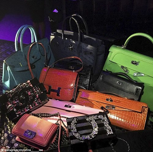 Hành động ăn chơi tốn kém của giới trẻ Trung Quốc nở rộ khi Ling Gu, con trai của quan chức chính phủ Ling Jihua bị chết do tai nạn giao thông. Ngoài Ling Gu, trong xe có 3 cô gái, 2 trong 3 bị thương nặng trong tình trạng khỏa thân.