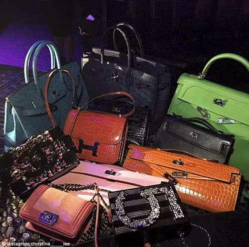 Hành động ăn chơi tốn kém của giới trẻ Trung Quốc nở rộ khi Ling Gu, con trai của quan chức chính phủ Ling Jihua bị chết do tai nạn giao thông. Ngoài Ling Gu, trong xe có 3 cô gái, 2 trong 3 bị thương nặng trong tình trạng khỏa thân.