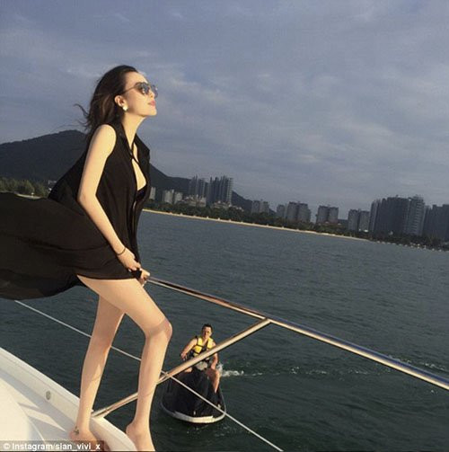 Ngoài ra, những cô gái này còn tận hưởng các cuộc vui chơi trên du thuyền riêng, có đầu bếp riêng luôn phục vụ những món ăn đặc sản.