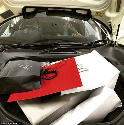 Và không phải suy nghĩ khi sắm những món hàng hiệu.