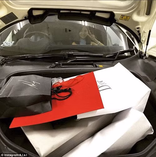 Và không phải suy nghĩ khi sắm những món hàng hiệu.