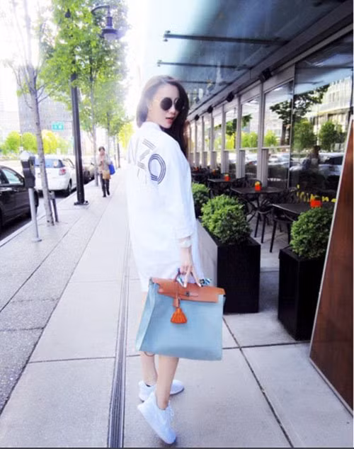 Họ luôn chưng diện những món đồ thời trang đắt tiền.