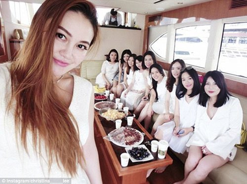 Bức ảnh được đăng với ghi chú: “Bữa Tiệc Trắng” vì tất cả khách mời đều mặc đồ trắng.