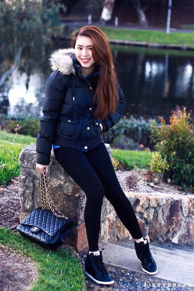 Đôi chân thẳng, dài miên man và phong cách thời trang rất hiện đại, thời thượng...