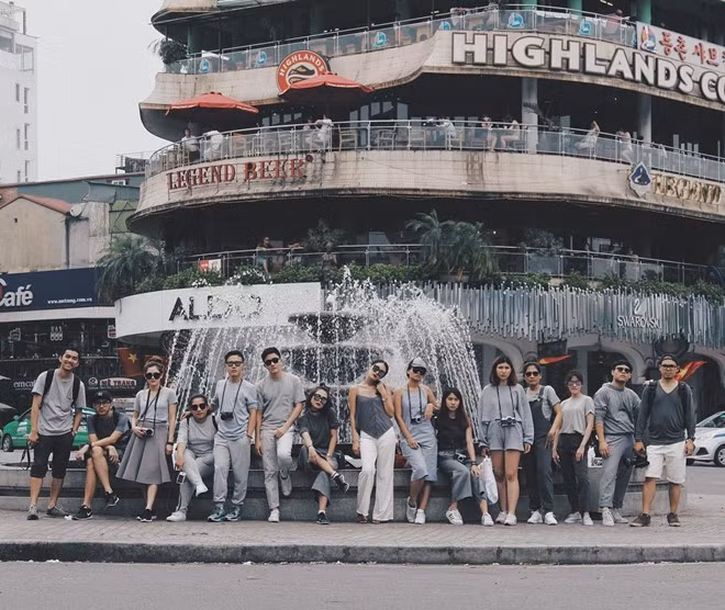 Bạn có thấy bất ngờ khi những địa điểm tưởng chừng như đã quen thuộc đối với giới trẻ Việt như phố cổ Hà Nội, ngõ Hạ Hồi, đài phun nước cạnh Hồ Gươm sau khi lên ảnh dưới con mắt của người nước ngoài lại lung linh đến thế? Mới đây, một nhóm bạn trẻ Thái Lan đã tung hàng loạt các bức ảnh phượt tại Việt Nam khiến dâng mạng không khỏi xuýt xoa, trầm trồ.