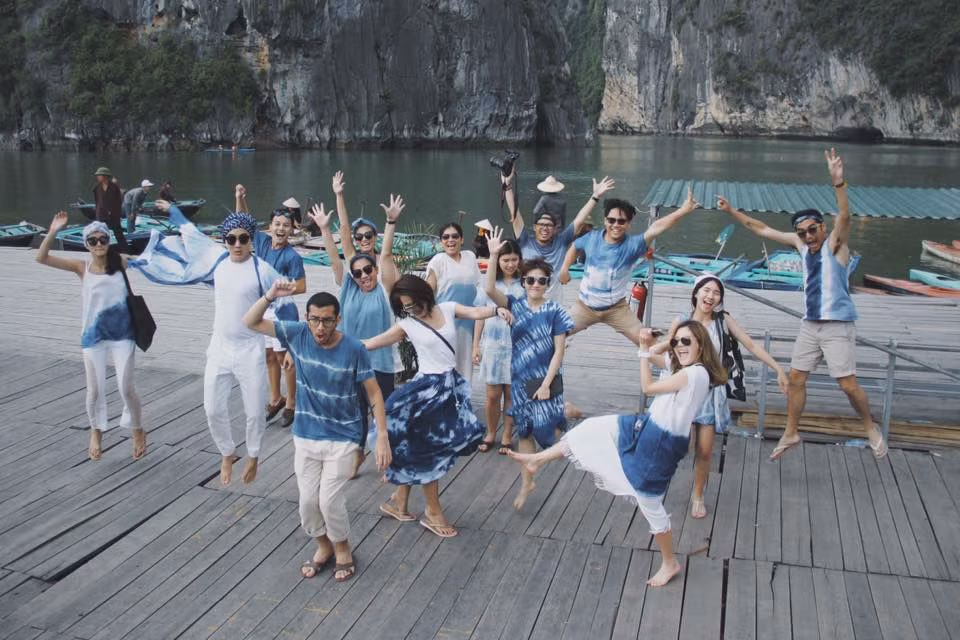 Có thể nhận thấy, nhóm bạn phượt người Thái này đã có sự chuẩn bị rất chu đáo. Vậy nên, từng địa điểm họ đến trang phục đều được đầu tư rất hợp thời trang và phối màu ăn khớp.