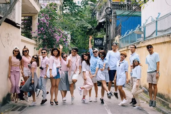 Bạn có nhận ra đây là nơi nào đó rất quen thuộc với các teen Hà Thành không? Ngõ Hạ Hồi đó nha, trang phục tone xanh, hồng. Đẹp đừng hỏi.