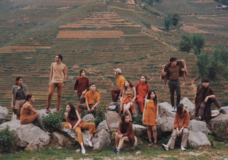 Bộ ảnh được chia sẻ trên mạng xã hội vào đầu tháng 5 và nhận được lượng quan tâm, theo dõi khủng. Được biết, sở dĩ bộ ảnh thu hút đến vậy là do phong cách thời trang cũng cách kết hợp trang phục, bố cục cảnh được biên đạo rất ấn tượng, phá cách. Giới trẻ Thái phát cuồng với bức ảnh này, bức ảnh check-in tại Sa Pa, các bạn trẻ đã chủ ý lựa chọn trang phục cực kỳ hợp tone với khung cảnh ruộng bậc thang, thiên nhiên của đất trời Tây Bắc.