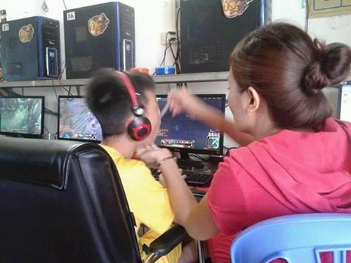 Vừa chơi game ở quán net vừa được mẹ bón từng thìa cơm... có ai sung sướng bằng cậu bé này?