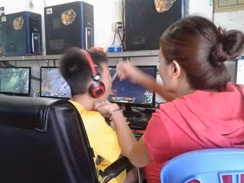 Vừa chơi game ở quán net vừa được mẹ bón từng thìa cơm... có ai sung sướng bằng cậu bé này?