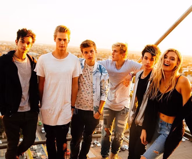 Nhóm bạn chung của hai người cũng toàn trai xinh, gái đẹp.