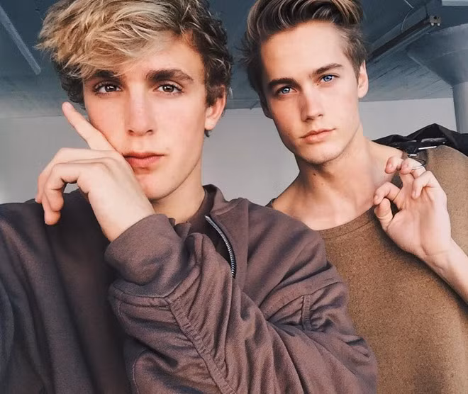 Jake (sinh năm 1997) và Neels (sinh năm 1998) kết bạn từ những năm học cấp 2. Anh chàng mắt xanh đẹp trai Neels từng hài hước chia sẻ: "Dường như chưa một sự kiện nào trong cuộc sống của tôi thiếu Jake. Cậu ấy bám lấy tôi không rời, còn tôi thì lại quá dễ tính".