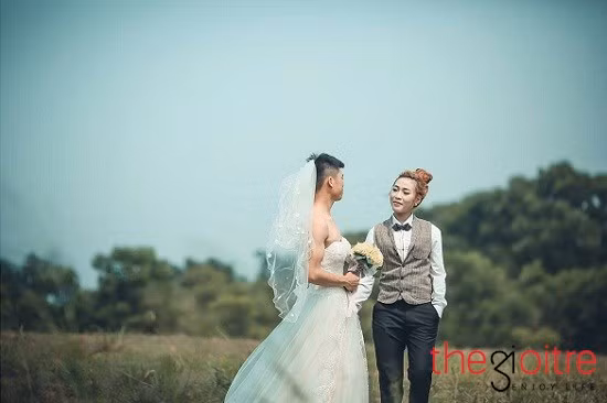 Văn Mùi trở thành "cô dâu" bất đắc dĩ khi lần đầu tiên khoác lên mình bộ đồ cô dâu với đầy họa tiết. Tuy nhiên, anh cho biết lúc chụp hình cưới anh không hề cảm thấy ngại ngùng hay một chút ngượng nghịu. Thay vào đó, cô gắng nhập tâm đề bản thân “hóa thân” cô dâu một cách trọn vẹn nhất.