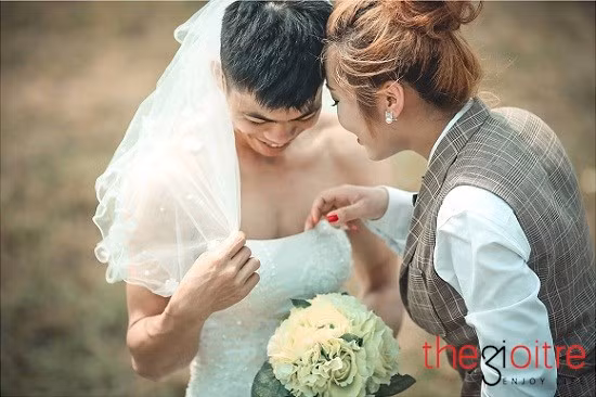 Đàn ông cũng như phụ nữ không phải lúc nào cũng che chở được cho vợ, cho con. Vòng tuần hoàn rồi con người cũng “sinh - lão - bệnh - tử”. Vì vậy, dù là phái mạnh thì cũng cần được chăm sóc, quan tâm và yêu thương. Những lúc yếu mềm cũng cần được che chở”, chính suy nghĩ của Hoài đã đưa đến ý tưởng bộ ảnh cưới "cô dâu - chú rể" đổi vai.