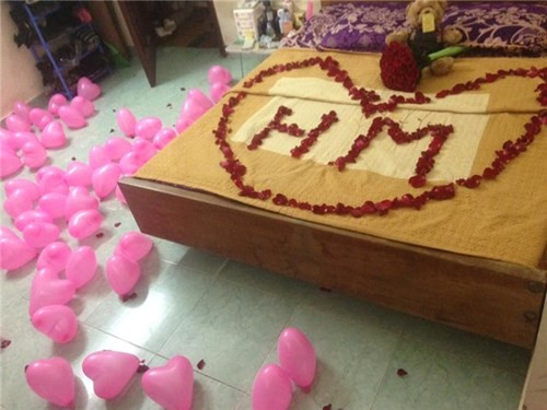 Hành động xin lỗi vợ chân thành của chàng trai đã nhận được sự quan tâm đặc biệt từ cộng đồng mạng. Hầu như ai cũng ngưỡng mộ "chồng nhà người ta” này, và không khỏi "ganh tị" với cô vợ may mắn. Ảnh: FB.