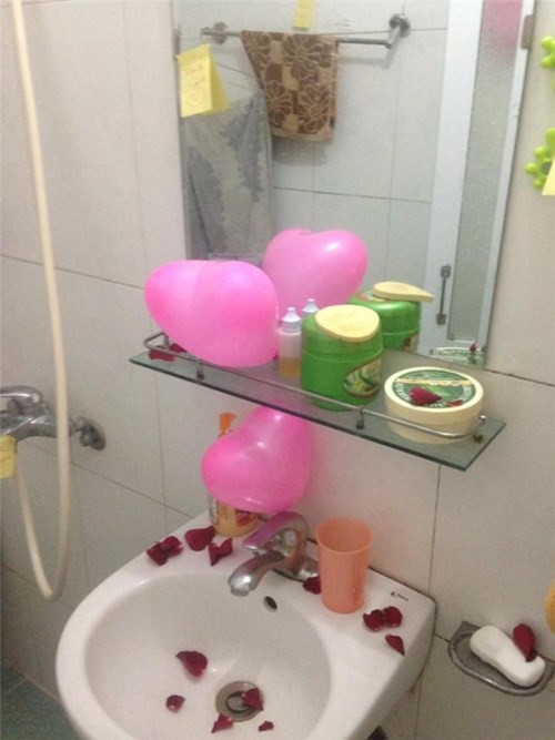 Mới đây, một chàng trai có hành động “lạ” để xin lỗi tình yêu đã thu hút được sự chú ý của cộng đồng mạng. Theo đó, chàng trai này đã "rải" nhiều thư xin lỗi, bong bóng, hoa hồng khắp nơi trong nhà, kể cả nhà vệ sinh để mong được vợ yêu tha thứ. Ảnh: FB.