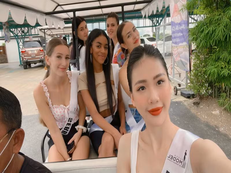 Trong những ngày đầu ở cuộc thi Siêu mẫu Quốc tế 2022, Quỳnh Hoa nhanh chóng ghi điểm bởi sự thân thiện và vẻ ngoài rạng rỡ. Ảnh: FBNV