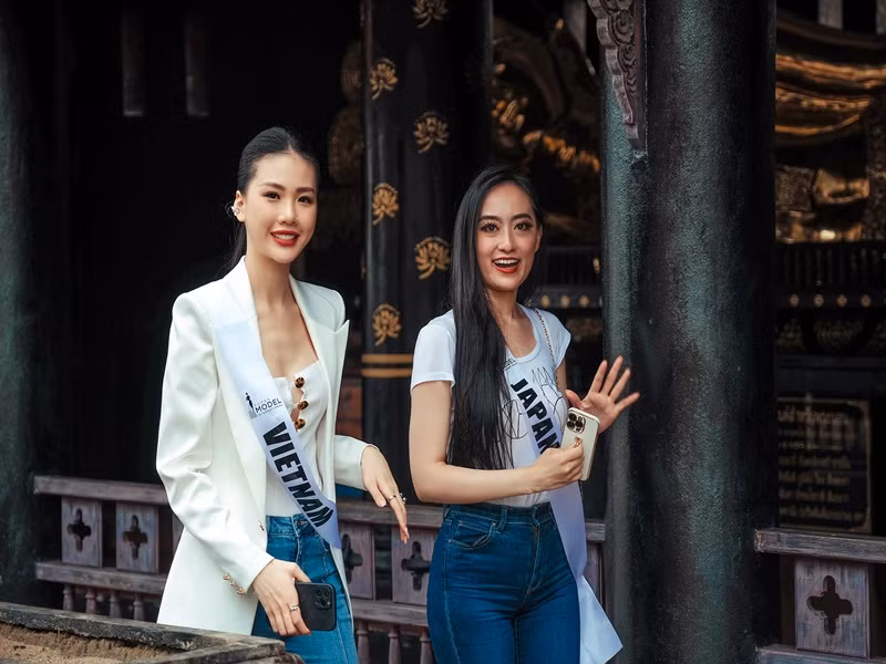 Quỳnh Hoa tươi tắn bên đại diện Nhật Bản. Ảnh: Fanpage Supermodel International
