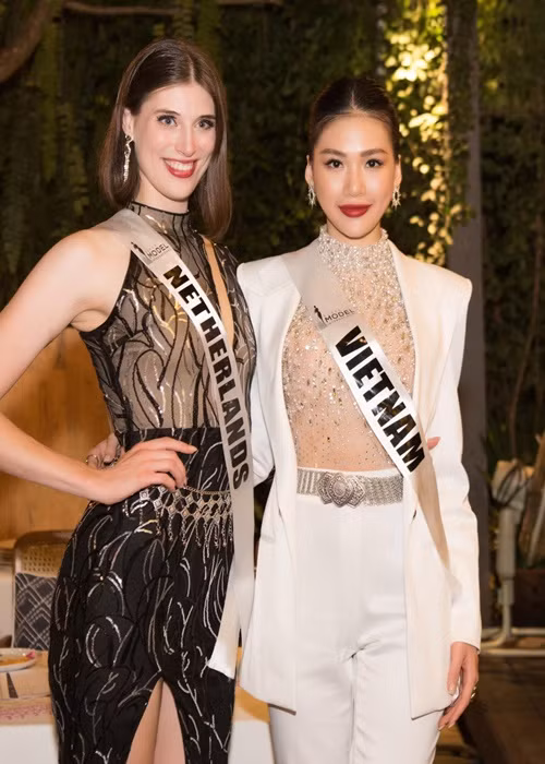 Đại diện Việt Nam còn chiến thắng giải phụ catwalk cùng đại diện Hà Lan. Ảnh: Fanpage Supermodel International