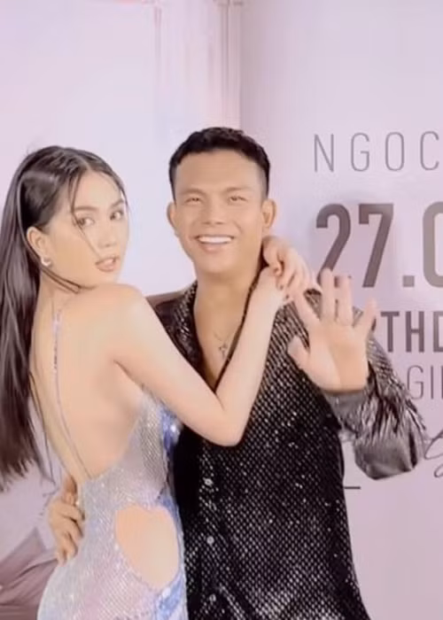 NTK Đỗ Long đến mừng sinh nhật Ngọc Trinh. Anh chúc đàn em: "Chúc em tuổi mới luôn xinh đẹp, thành công và luôn thật nhiều tiền nhé". Ảnh: FBNV