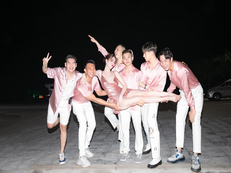 Ngọc Trinh lựa chọn phong cách gợi cảm thường thấy khi tổ chức tiệc sinh nhật. Ảnh: FBNV