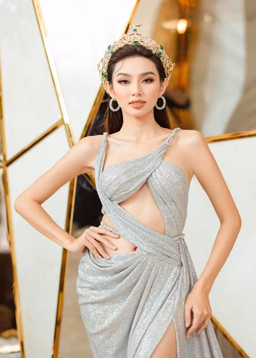 Chị gái Thu Thảo còn ra “tối hậu thư” với Thùy Tiên. “Lần trước sai một lần rồi, mình im lặng để cho kiếm tiền trả mình chứ không phải mình sợ đâu nhé. Lần này sai nữa là tự hiểu nha... Càng đụng đến tôi thông tin càng lộ nha. Tôi từng nói mượn tôi không trả, tôi cho trả nhiều hơn gấp n lần nha. Muốn yên ổn làm ăn thì trả tiền cho tôi, tôi không nhây nữa", Thùy Trang nhắn nhủ Thùy Tiên. Ảnh: FBNV