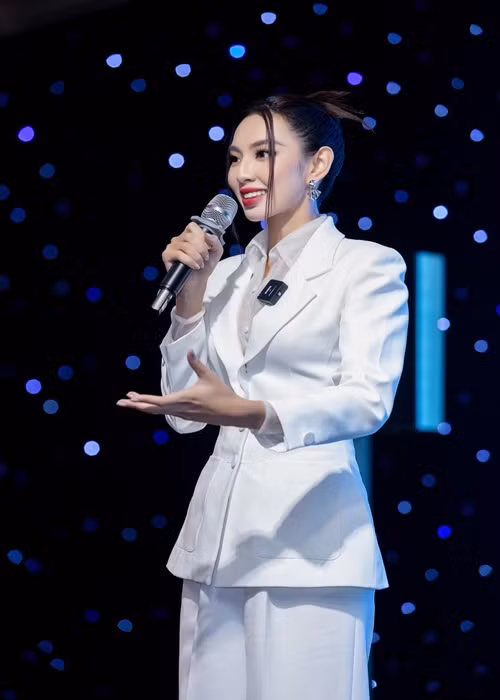 Thùy Tiên trả lời truyền thông rằng Thùy Trang có hứa hẹn sẽ hỗ trợ cô liên quan đến trang phục, son phấn trong quá trình dự thi Hoa khôi Nam Bộ nhưng thực thế không hỗ trợ gì. Cô còn khẳng định không nhận bất cứ khoản tiền 1,5 tỷ đồng nào từ Thùy Trang. Về chữ ký và dấu vân tay trên bản hợp đồng, Thùy Tiên cho biết, cô đã thiếu hiểu biết và mất cảnh giác khi ký vào tờ giấy đó. Sau khi làm việc với luật sư, Thùy Tiên trình báo sự việc lên công an. Ảnh: FBNV