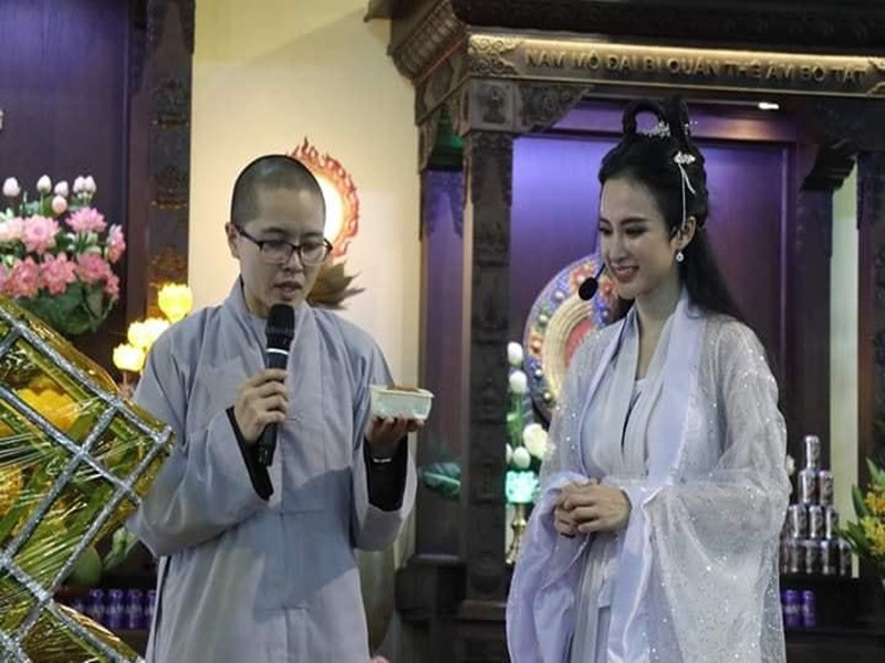 Angela Phương Trinh hóa chị Hằng trao quà Trung thu cho trẻ em. Ảnh: Vietnamnet
