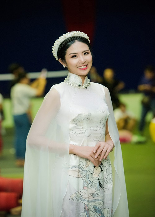 Ngọc Hân diện áo dài khi làm chị Hằng trong một chương trình Trung thu năm 2016. Ảnh: VOV