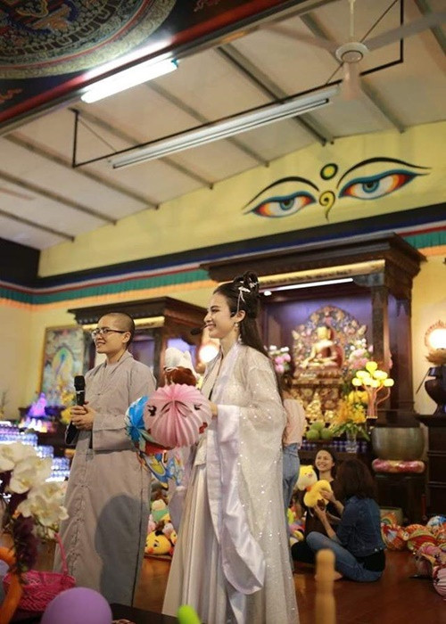 Nhiều người ngẩn ngơ vì vẻ đẹp dịu dàng của "bà mẹ nhí". Ảnh: Vietnamnet