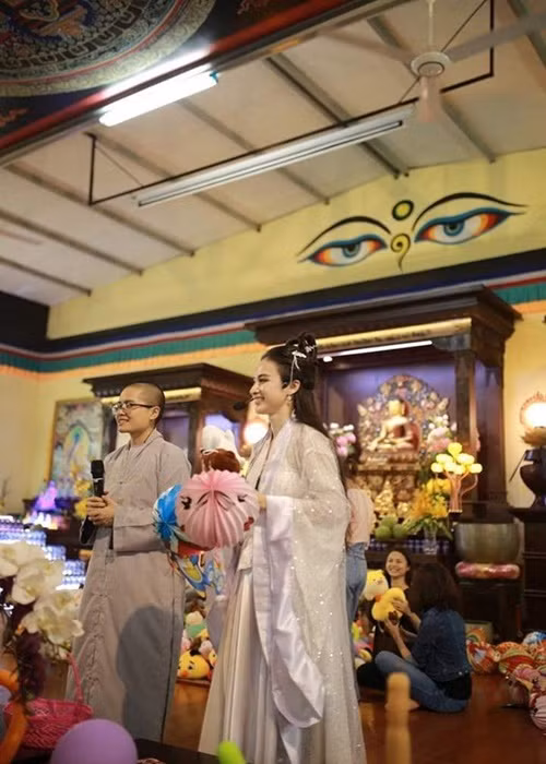 Nhiều người ngẩn ngơ vì vẻ đẹp dịu dàng của "bà mẹ nhí". Ảnh: Vietnamnet