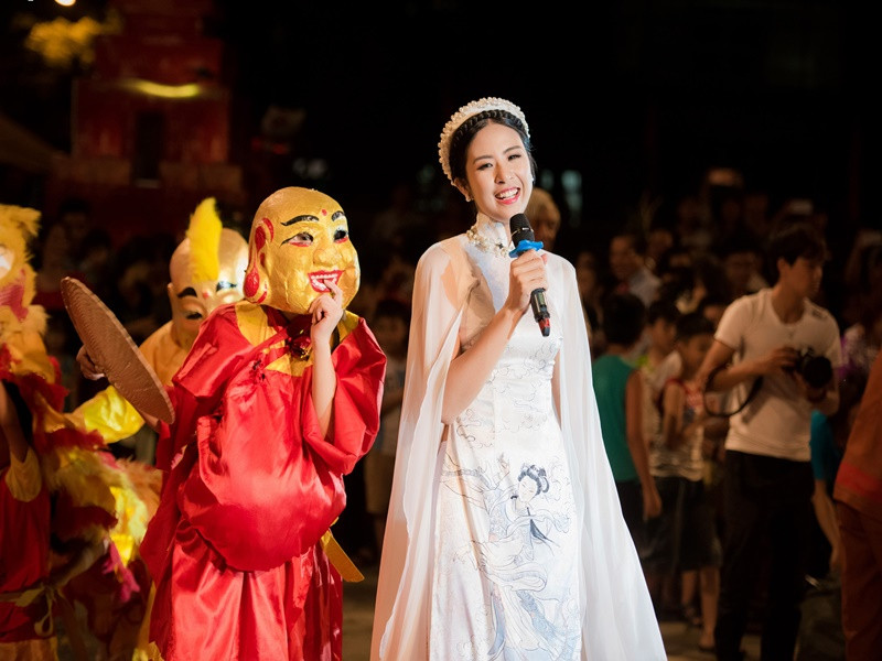 "Hằng Nga" Ngọc Hân giữ được vẻ rạng rỡ trong suốt chương trình. Ảnh: VOV