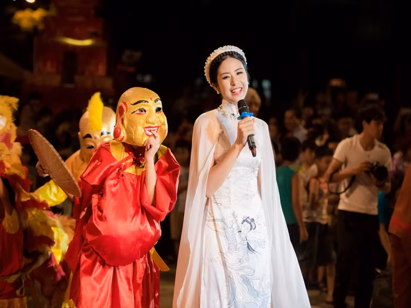 "Hằng Nga" Ngọc Hân giữ được vẻ rạng rỡ trong suốt chương trình. Ảnh: VOV