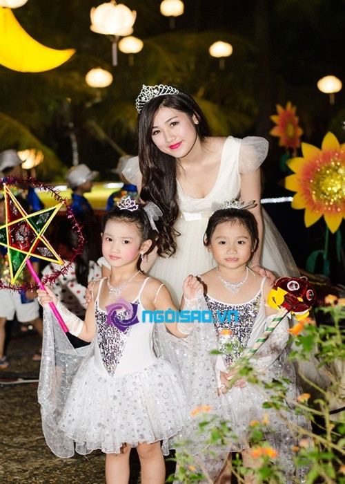 Á hậu Tú Anh diện váy trắng, đội vương miện khi nhập vai chị Hằng. Ảnh: Gia đình Việt Nam