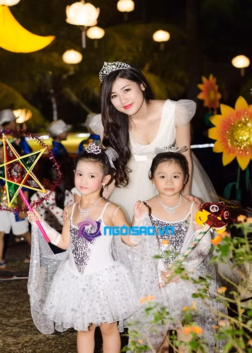 Á hậu Tú Anh diện váy trắng, đội vương miện khi nhập vai chị Hằng. Ảnh: Gia đình Việt Nam