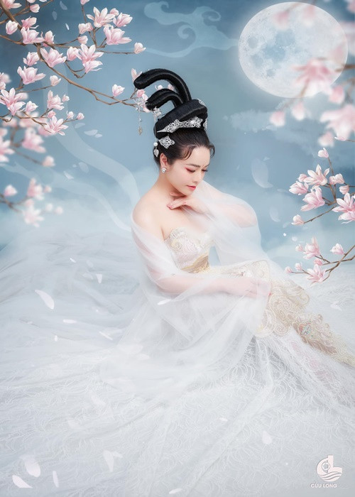 Nhật Kim Anh có tạo hình Hằng Nga gợi cảm. Ảnh: FBNV