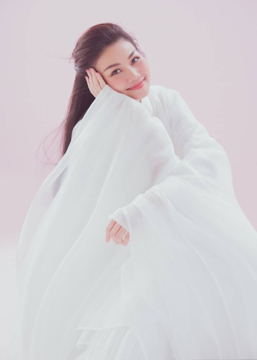 Hóa thân chị Hằng, siêu mẫu Thanh Hằng diện trang phục trắng tinh khôi. Ảnh: VTV