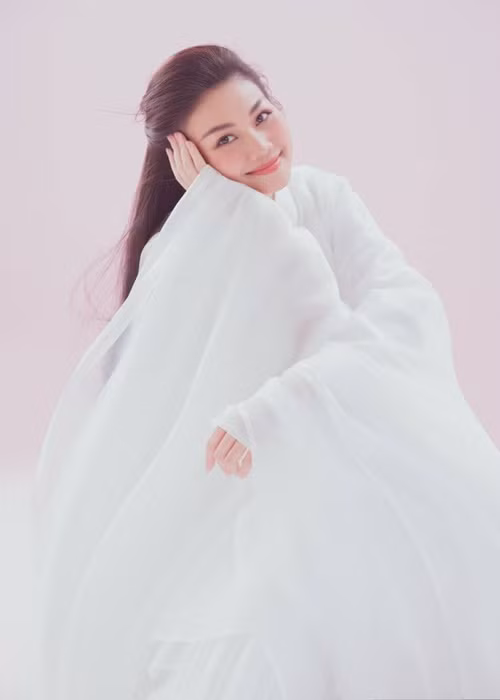 Hóa thân chị Hằng, siêu mẫu Thanh Hằng diện trang phục trắng tinh khôi. Ảnh: VTV