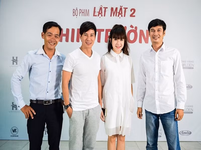 Tiết Cương (ngoài cùng bên phải) góp mặt trong cả 6 phần của series “Lật mặt”. Ảnh: Zing