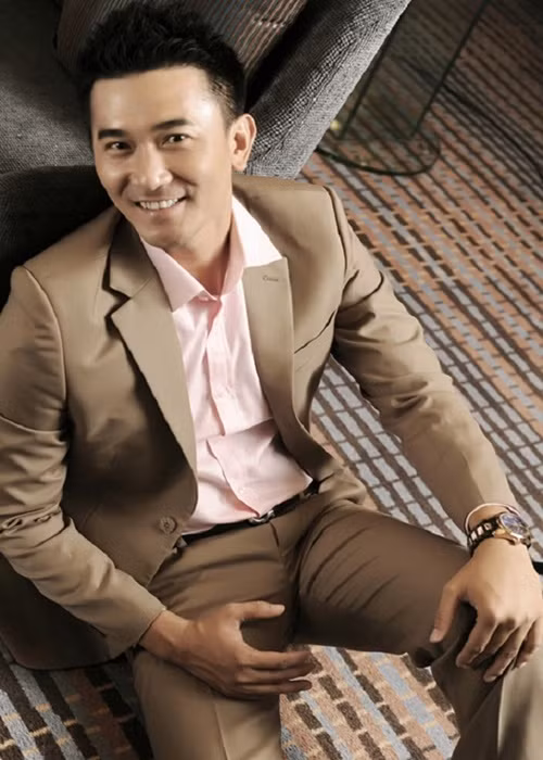 Quốc Cường cũng lần đầu tiên góp mặt trong series “Lật mặt” khi tham gia phần 6. Anh tốt nghiệp chuyên ngành quản trị kinh doanh nhưng lại theo đuổi con đường nghệ thuật. Sau bộ phim "Dốc tình", Quốc Cường tiếp tục ghi dấu ấn qua vai diễn trong các bộ phim: "39 độ yêu", "Sóng gió thương trường", "Tình án". Ảnh: HTV