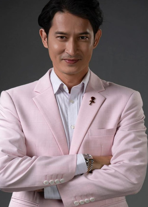 Huy Khánh được đào tạo diễn xuất bài bản, có khoảng 20 năm kinh nghiệm đóng phim. Tên tuổi của anh gắn liền với các bộ phim “Dốc tình”, “Chuyện tình xa xứ", "Cô dâu đại chiến", "Em chưa 18", "Ván cờ tình yêu", "Hoa dã quỳ", "Nhà ông Hoàng có ma". Ảnh: FBNV