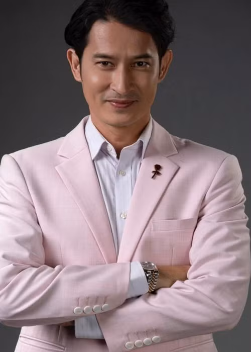 Huy Khánh được đào tạo diễn xuất bài bản, có khoảng 20 năm kinh nghiệm đóng phim. Tên tuổi của anh gắn liền với các bộ phim “Dốc tình”, “Chuyện tình xa xứ", "Cô dâu đại chiến", "Em chưa 18", "Ván cờ tình yêu", "Hoa dã quỳ", "Nhà ông Hoàng có ma". Ảnh: FBNV