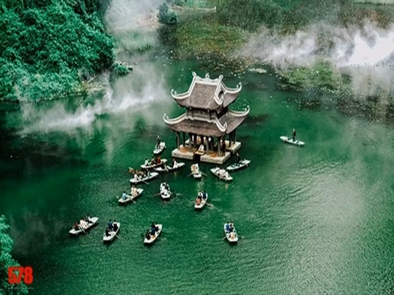 Bối cảnh phim "578: Phát đạn của kẻ điên" mãn nhãn với các cảnh đèo Đá Trắng (Hòa Bình), Tràng An (Ninh Bình), cao nguyên Mộc Châu (Sơn La) được quay từ trên cao. Ảnh: Dân tộc và phát triển