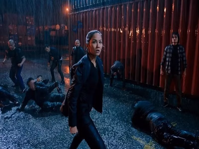 Các cảnh đánh đấm đầy khốc liệt, gai góc. Theo Tiền Phong, ngoài những màn đơn đả độc đấu, loạn đả tay không vận dụng kỹ thuật võ cổ truyền, võ hiện đại, võ tổng hợp, các nhân vật còn sử dụng một số loại binh khí “không giống ai”, như đĩa sứ (thay cho phi tiêu thép), cờ-lê, mỏ-lết (gắn khoen, gắn khóa)…Ảnh: Dân tộc và phát triển