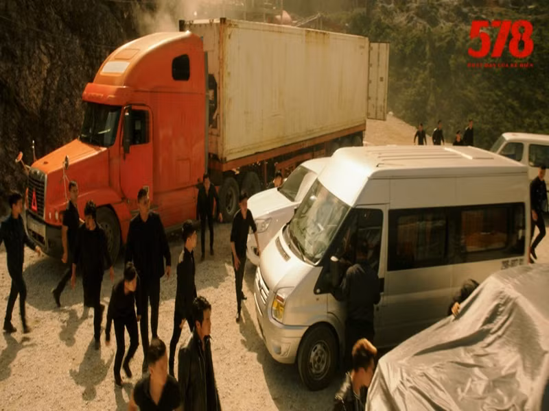 Khi ra rạp, "578: Phát đạn của kẻ điên" được đánh giá cao về những pha hành động. Người xem thót tim màn rượt đuổi giữa 5 chiếc xe container hạng nặng, dài lên tới 15m giữa con đèo nhỏ hẹp, quanh co, chiếc container lao vào đám đông hay hai chiếc xe cá mập đâm trực diện vào nhau và văng ra đến gần sát vực sâu. Ảnh: Thể thao văn hóa