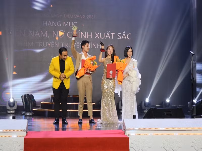 Trong lễ trao giải Cánh diều vàng 2021 diễn ra tối ngày 13/9, Khả Ngân - Thanh Sơn giành giải Nam và Nữ diễn viên chính xuất sắc phim truyện truyền hình. Ảnh: Thế giới điện ảnh