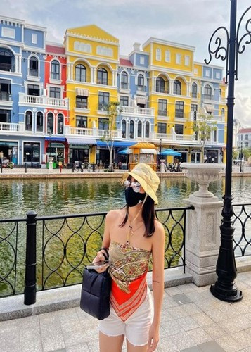 Phía Khả Ngân trả lời Dân trí về nghi vấn hẹn hò với Thanh Sơn ở Phú Quốc: "Tin đồn chỉ là tin đồn thôi" và không bình luận gì thêm. Trong khi đó, trên trang cá nhân, Khả Ngân đăng status ám chỉ cô đang độc thân: "Thầy bảo em có số đào hoa. Mà đào hoài chẳng thấy bồ đâu ta". Ảnh: FBNV